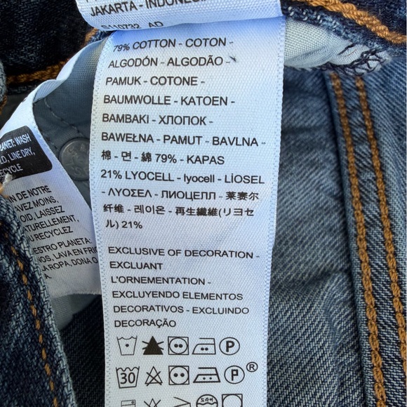 Levi’s Premium Ribcage Frayed Hem Denim Women’s Shorts 26 - Picture 4 of 8